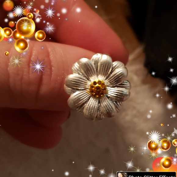 Sparkling Crystal Center Daisy Ring - Picture 3 of 11
